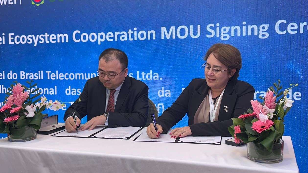 Conif e a Huawei Brasil assinam acordo de cooperação durante um evento realizado em São Paulo