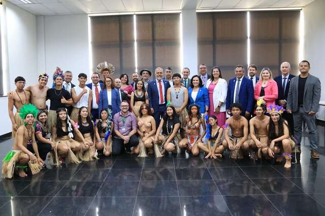 Estudantes indígenas do IFRR se apresentam na abertura da reunião do Conif