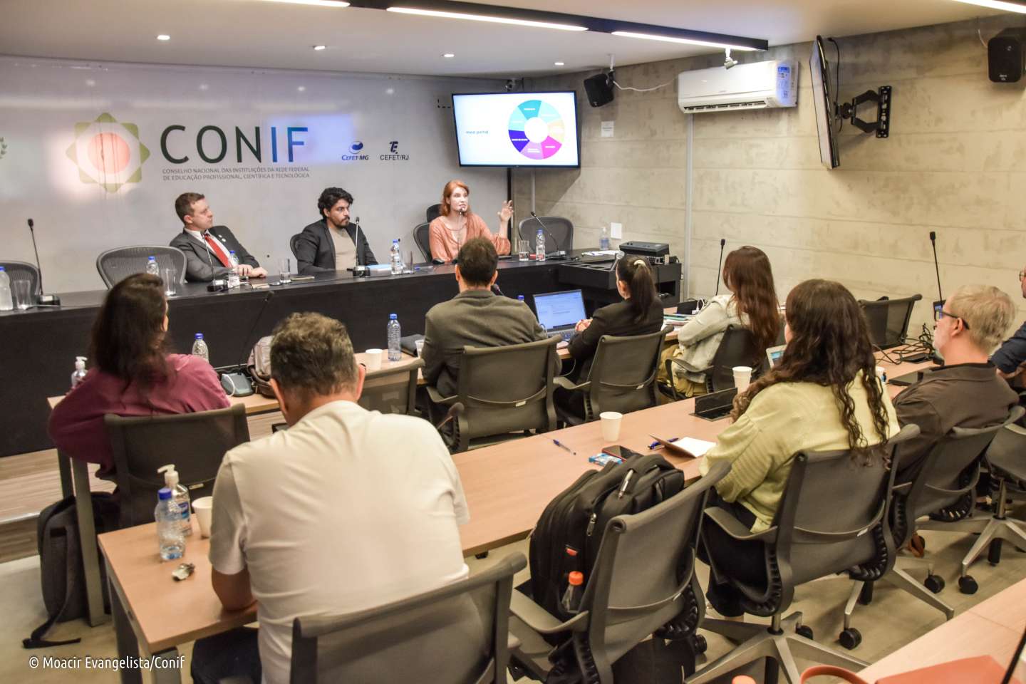 Em primeira reunião presencial do ano, Forcom recebe especialista em Linguagem Simples